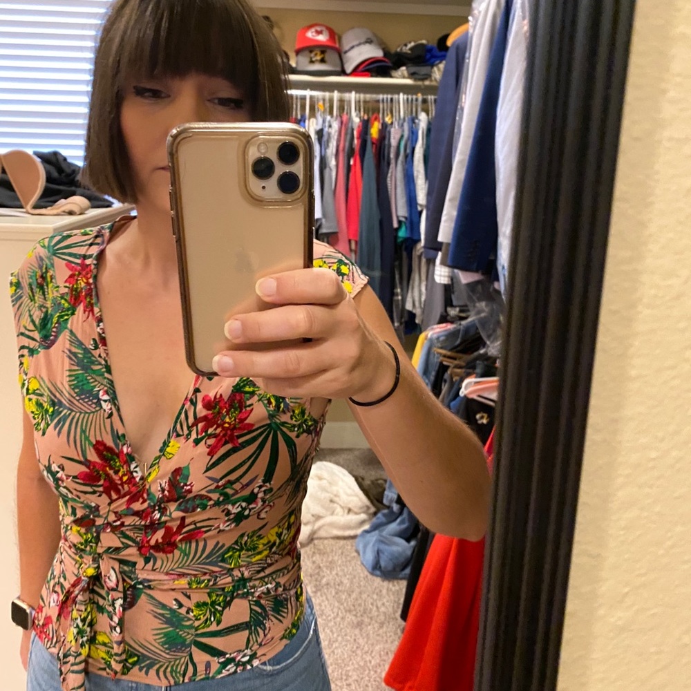 Trendy Hawaiian floral wrap top size 1